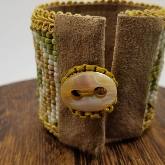 Native seed beaded pear mother of pearl button bracelet B0613‎ - Picture 3 of 4